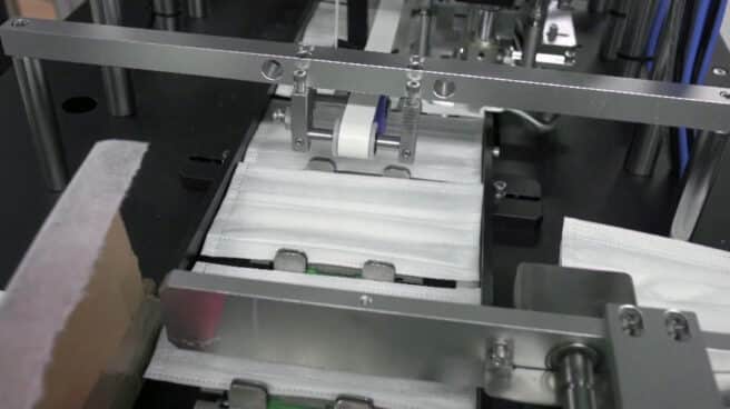 Mascarillas Béjar carece de licencia para fabricar quirúrgicas desde el 20 de julio Fotografía de una máquina de producción de mascarillas
