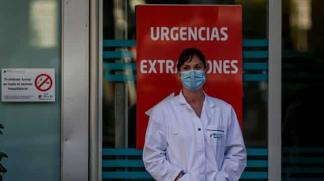 A los médicos que cuidan el alma Una sanitaria, en la puerta de un hospital de Madrid