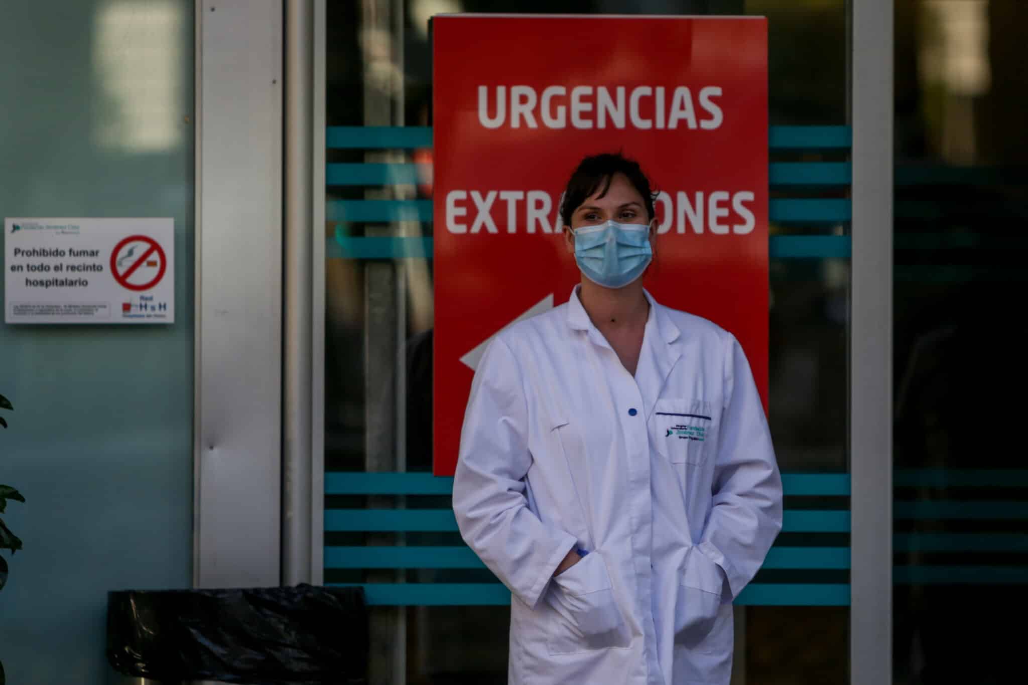 Una sanitaria, en la puerta de un hospital de Madrid