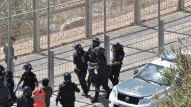 Un agente de la Guardia Civil resulta herido tras el asalto de marroquíes a Ceuta