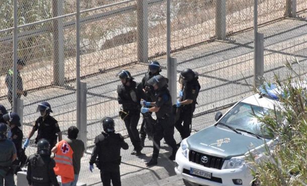 Un agente de la Guardia Civil resulta herido tras el asalto de marroquíes a Ceuta