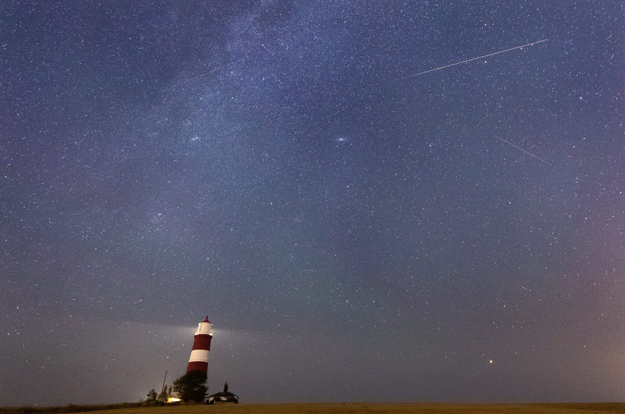 Un meteoroide viaja a través de los cielos durante la lluvia de meteoros Perseidas