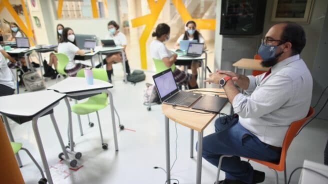 Un profesor de la ESO en el colegio SEK Ciudalcampo, en San Sebastián de los Reyes, Madrid.