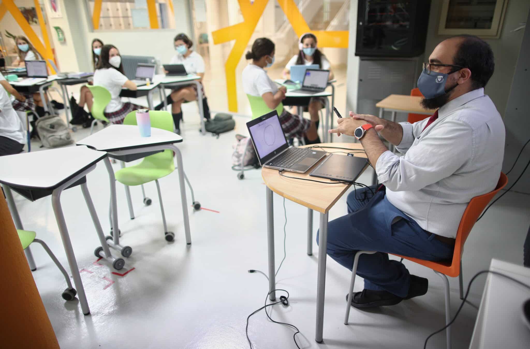 Un profesor de la ESO en el colegio SEK Ciudalcampo, en San Sebastián de los Reyes, Madrid.