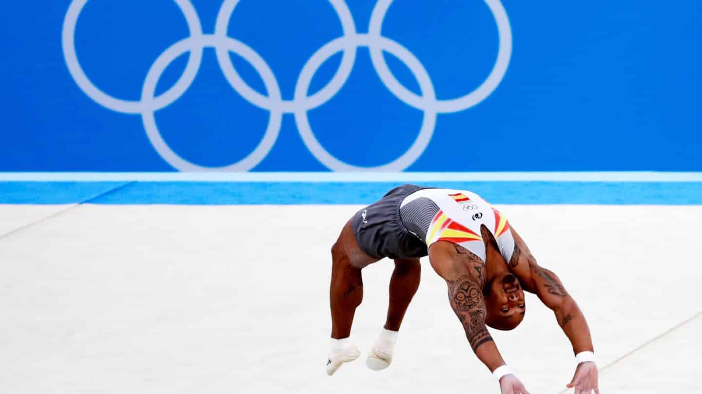 El gimnasta Rayderley Zapata durante un ejercicio de suelo en Tokio 2020