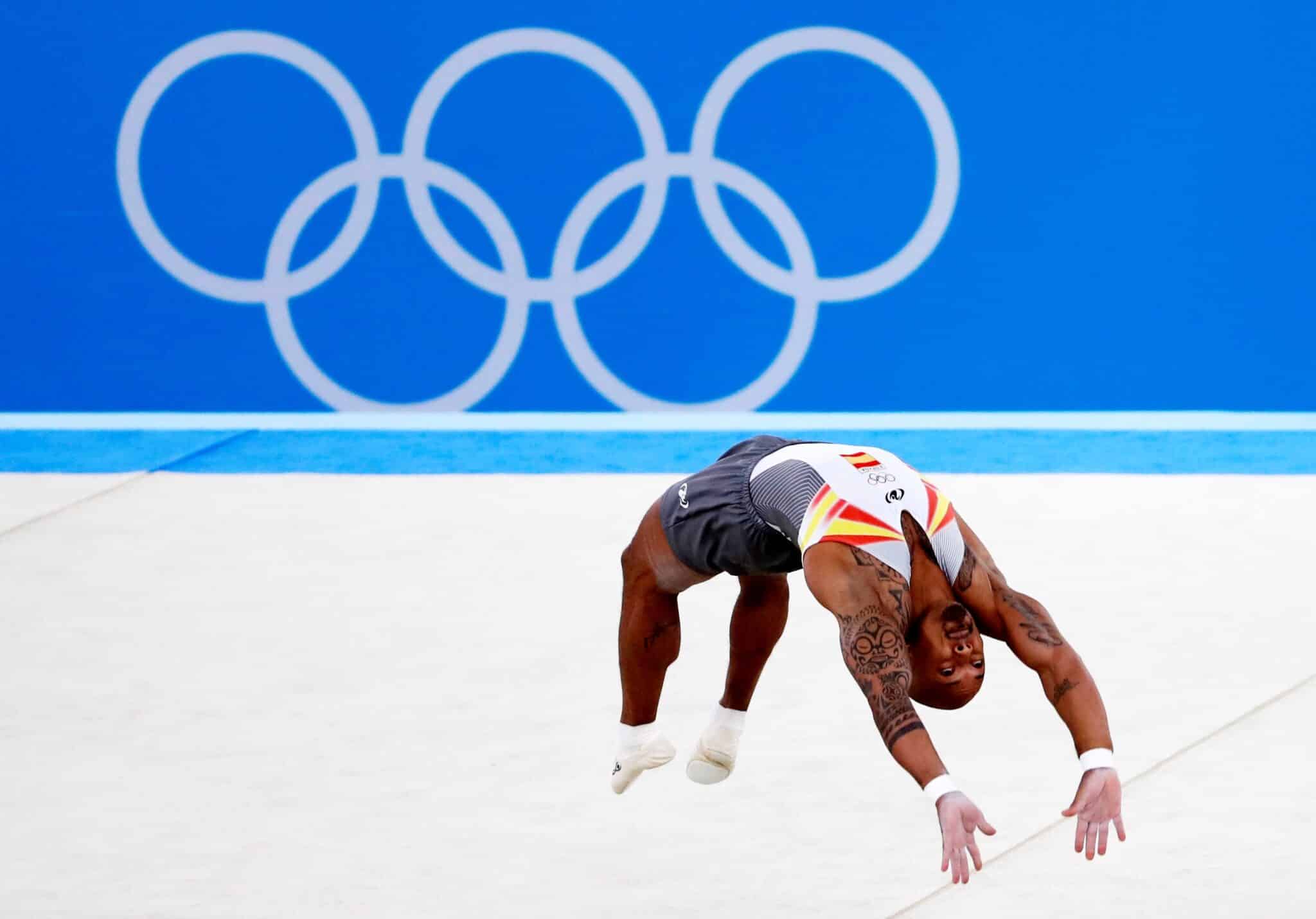 El gimnasta Rayderley Zapata durante un ejercicio de suelo en Tokio 2020