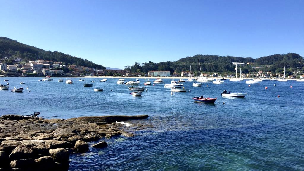 Varios barcos en las aguas cristalinas de la ría de Aldán, en Galicia