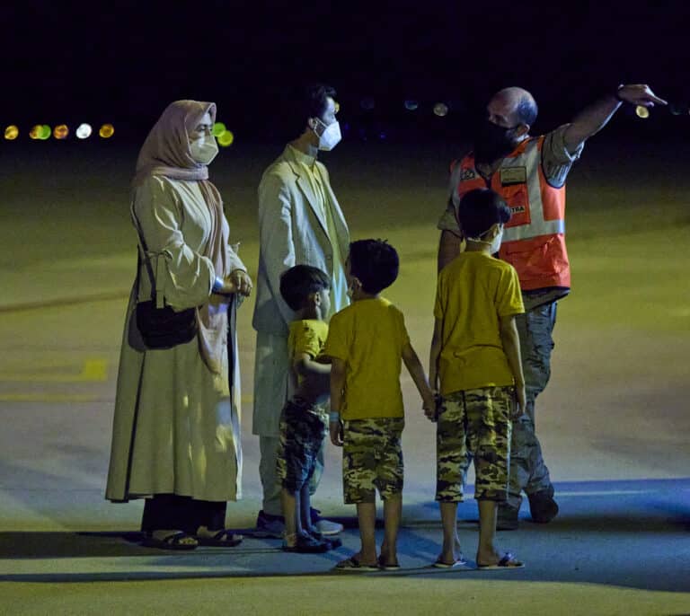 Seis meses hasta conseguir asilo: el procedimiento que seguirán los afganos llegados a España