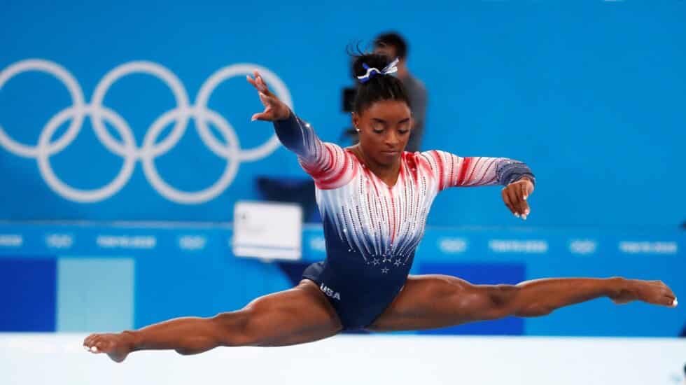 Simone Biles, durante la final de barra en los Juegos Olímpicos de Tokio 2020