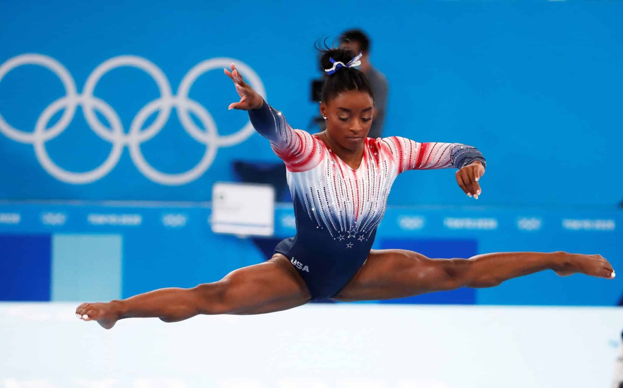 Simone Biles, durante la final de barra en los Juegos Olímpicos de Tokio 2020