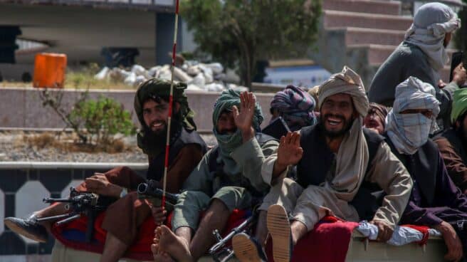 La 'nueva normalidad' del Emirato islámico de Afganistán Varios talibanes en una furgoneta en Kandahar, su bastión