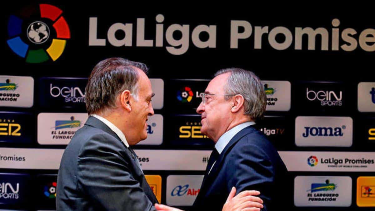 Javier Tebas (presidente de LaLiga) y Florentino Pérez (presidente del Real Madrid) se saludan en un evento organizado por LaLiga