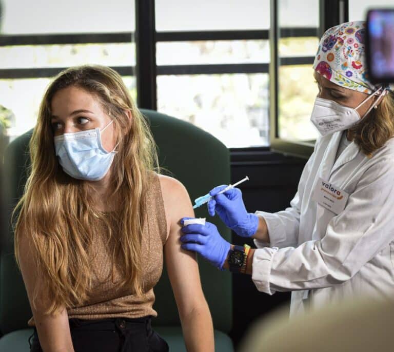 Andalucía abre la vacunación a los menores de 15 años