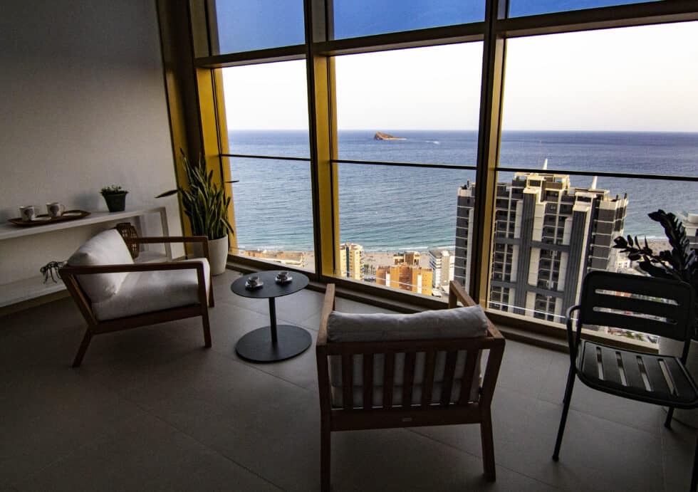 Terraza con muebles de un apartamento del edificio Intempo