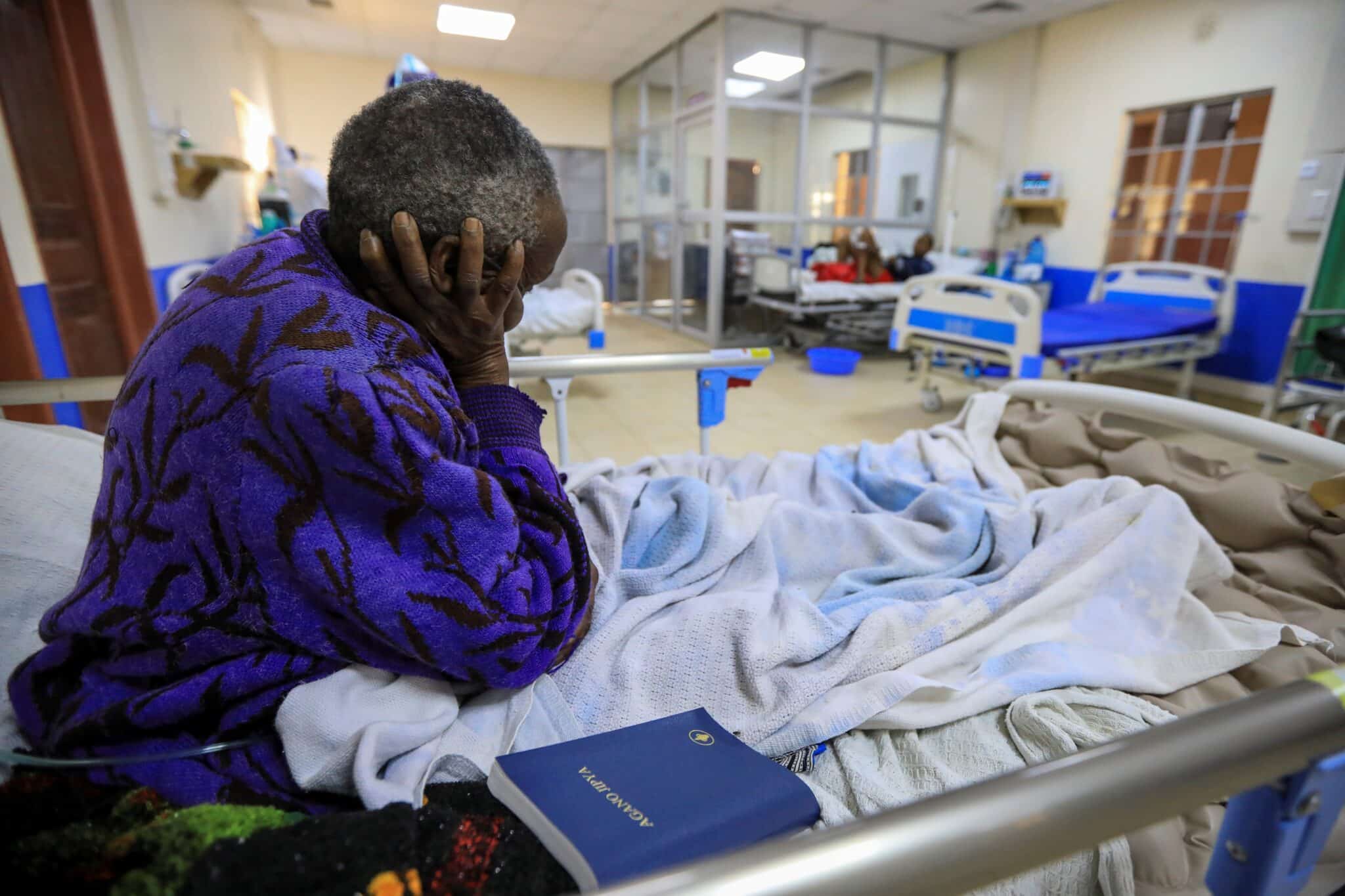 Un paciente en una cama de la UCI de un hospital de Machakos, Kenia