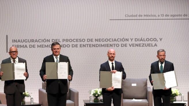 Arranca el proceso de negociación sobre Venezuela en México Los representantes del régimen chavista, la oposición, el gobierno mexicano y el mediador noruego, con el memorando de partida