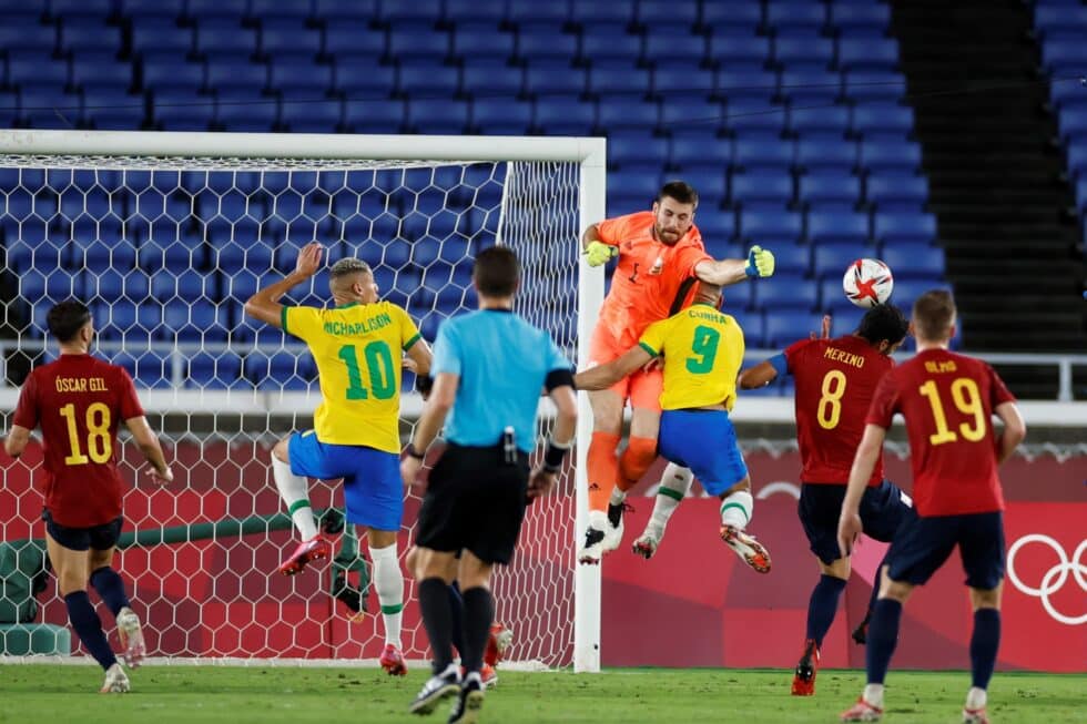 Momento en el que Unai Simón arrolla a Cunha y provoca el penalti