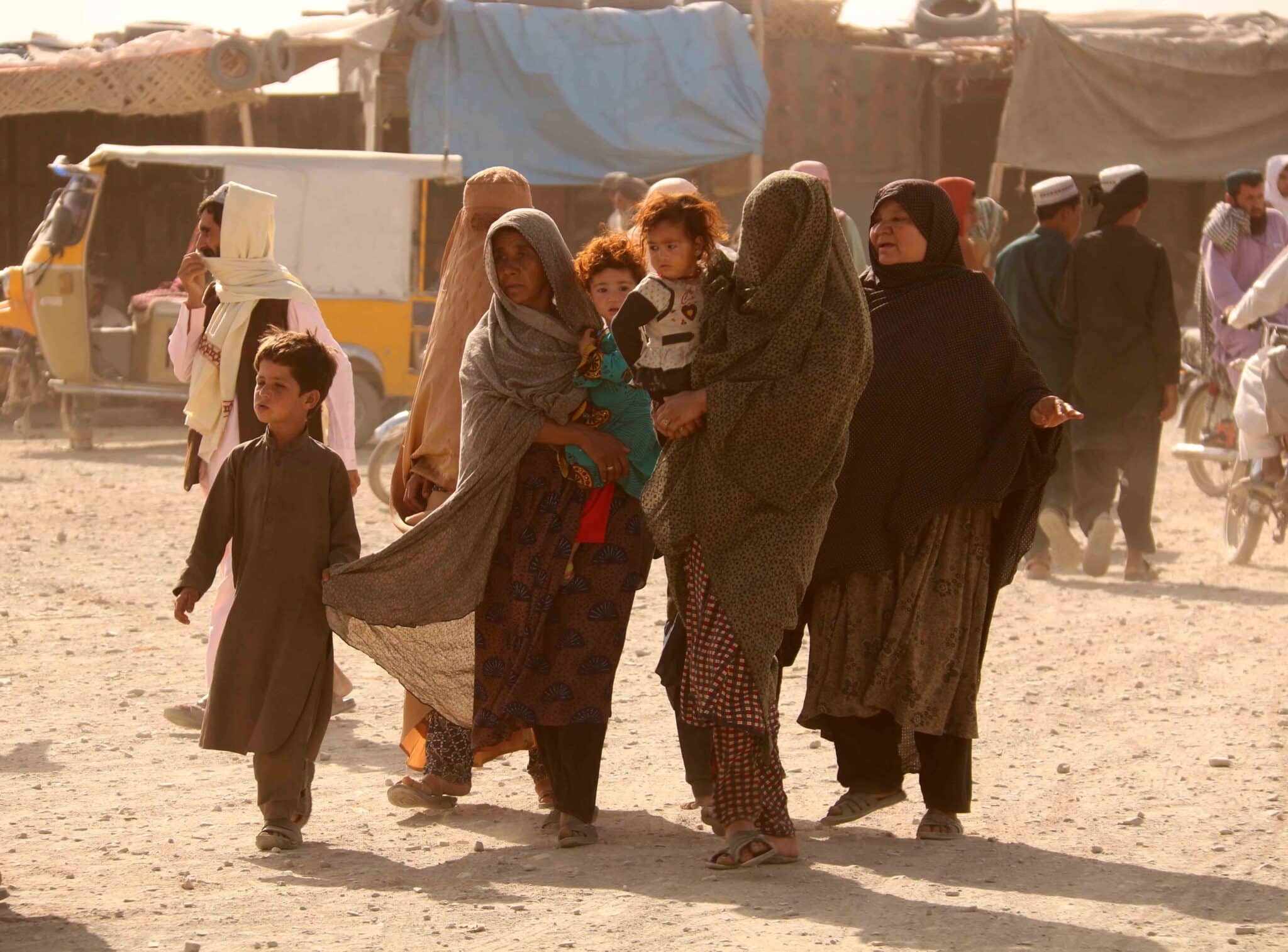Varias afganas esperan a que se abra la frontera con Pakistán tras el avance de los talibanes