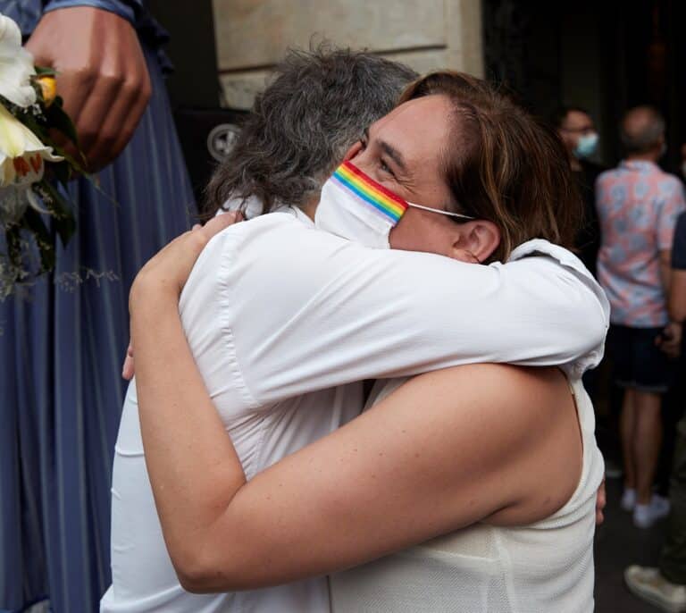 Ada Colau rompe a llorar tras ser abucheada en el pregón de las fiestas de Gràcia