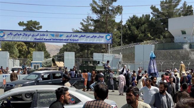 Cientos de personas a la entrada del aeropuerto internacional de Kabul. Cientos de personas a la entrada del aeropuerto internacional de Kabul.