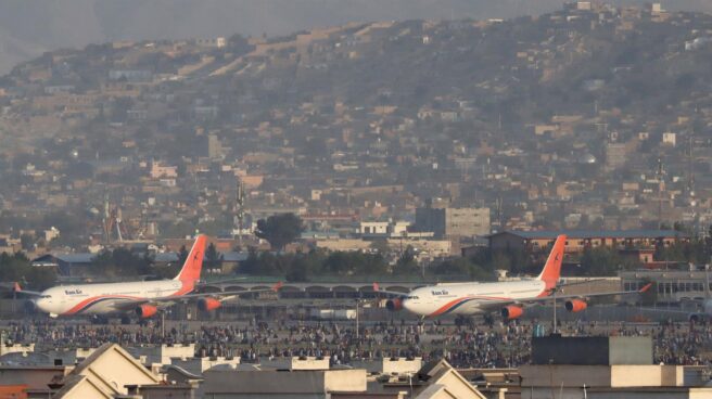 Aviones parados en el aeropuerto internacional de Kabul, donde una muchedumbre intenta huir de Afganistán tras la victoria talibán.