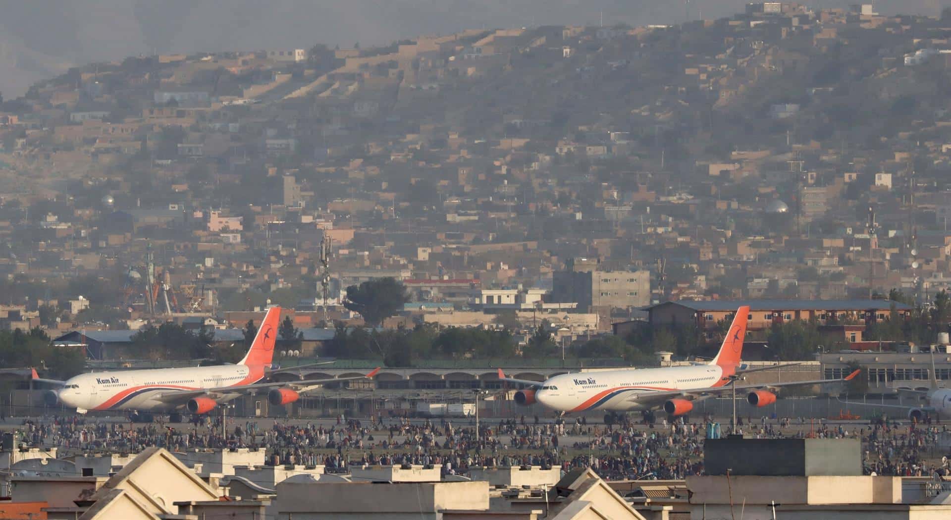 Aviones parados en el aeropuerto internacional de Kabul, donde una muchedumbre intenta huir de Afganistán tras la victoria talibán.