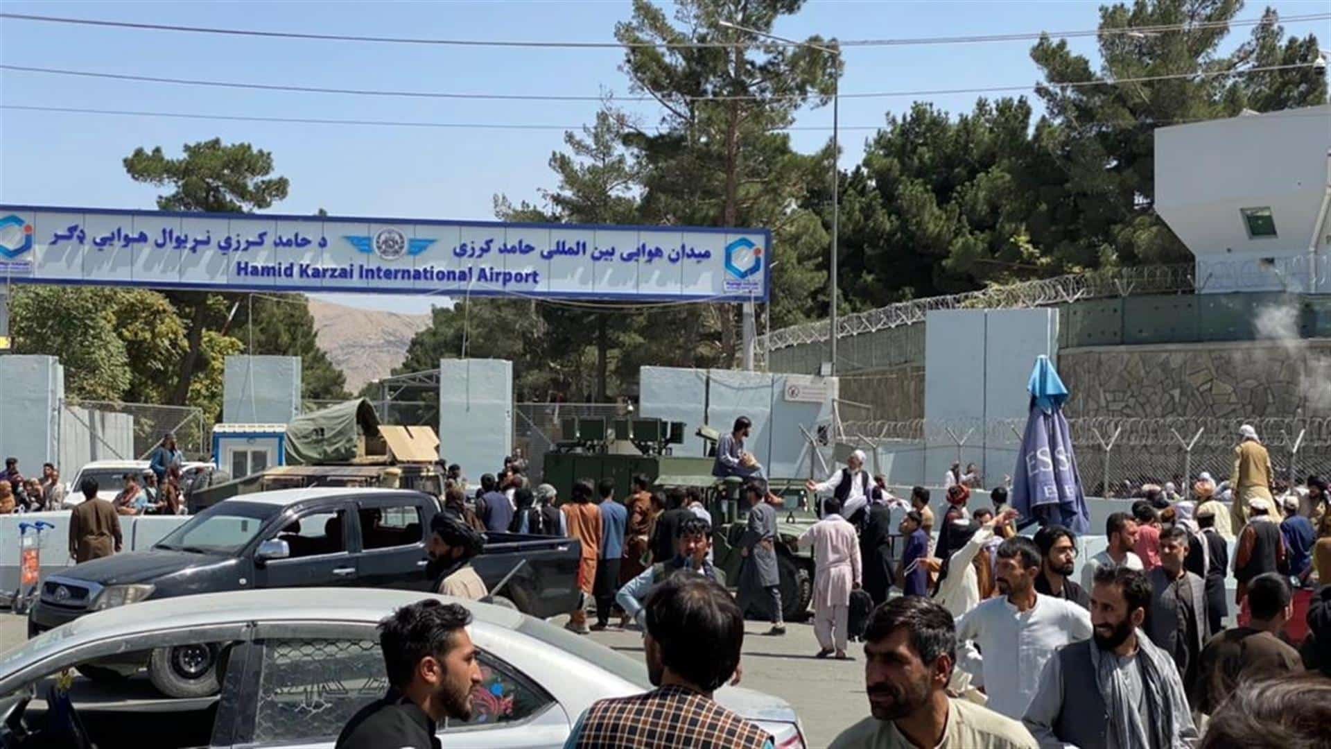 Cientos de personas a la entrada del aeropuerto internacional de Kabul.