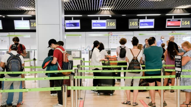 Pasajeros hacen cola en la terminal T1 del Aeropuerto Adolfo Suárez Madrid-Barajas.