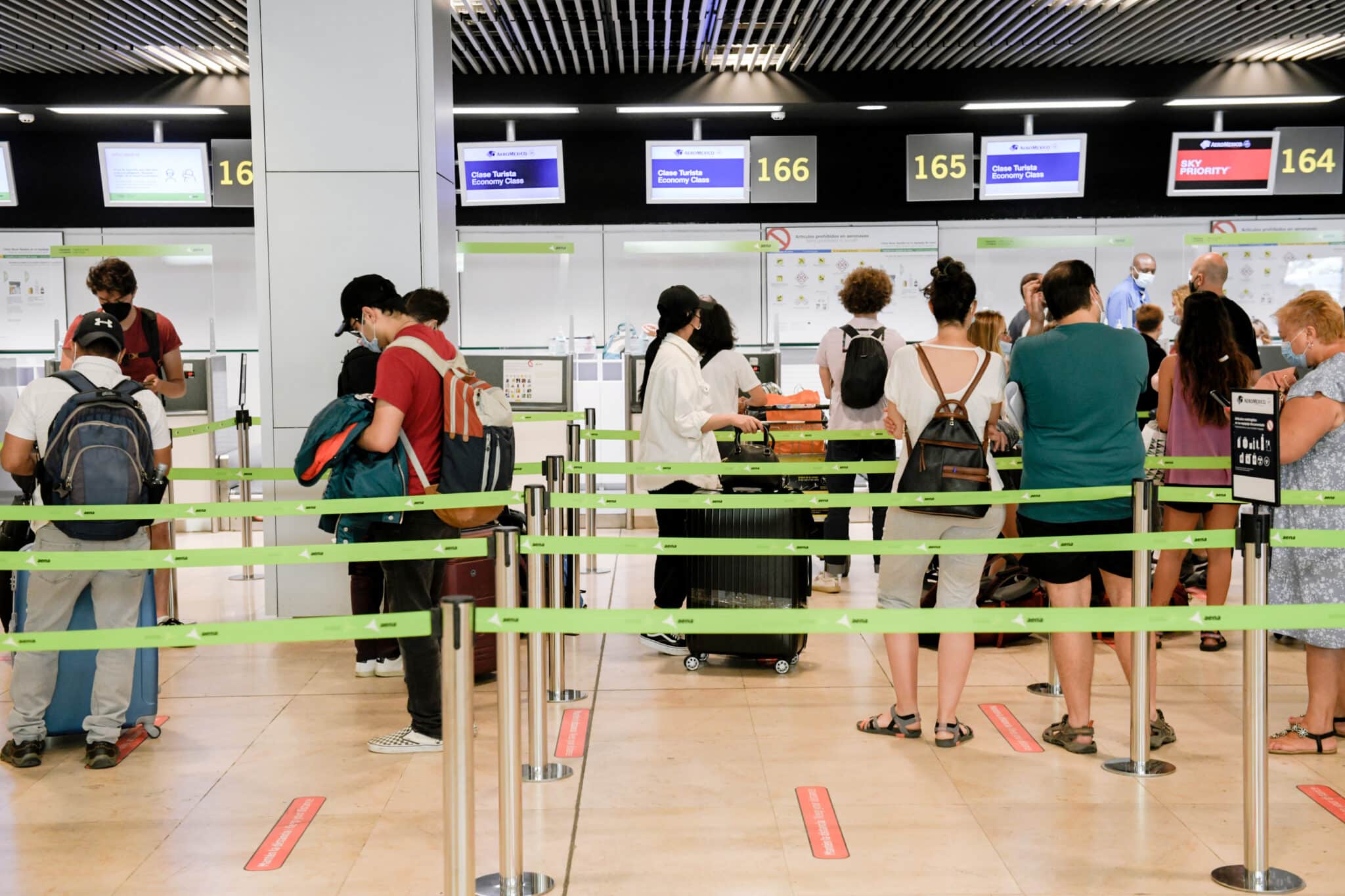 Pasajeros hacen cola en la terminal T1 del Aeropuerto Adolfo Suárez Madrid-Barajas.