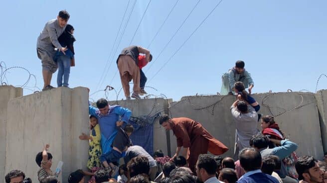 Cientos de personas tratan de acceder al aeropuerto de Kabul para huir de Afganistán tras la victoria de los talibán.