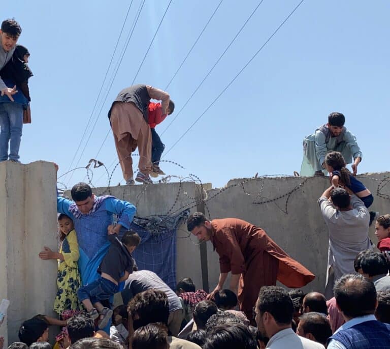 Al menos siete muertos en el caos del aeropuerto de Kabul