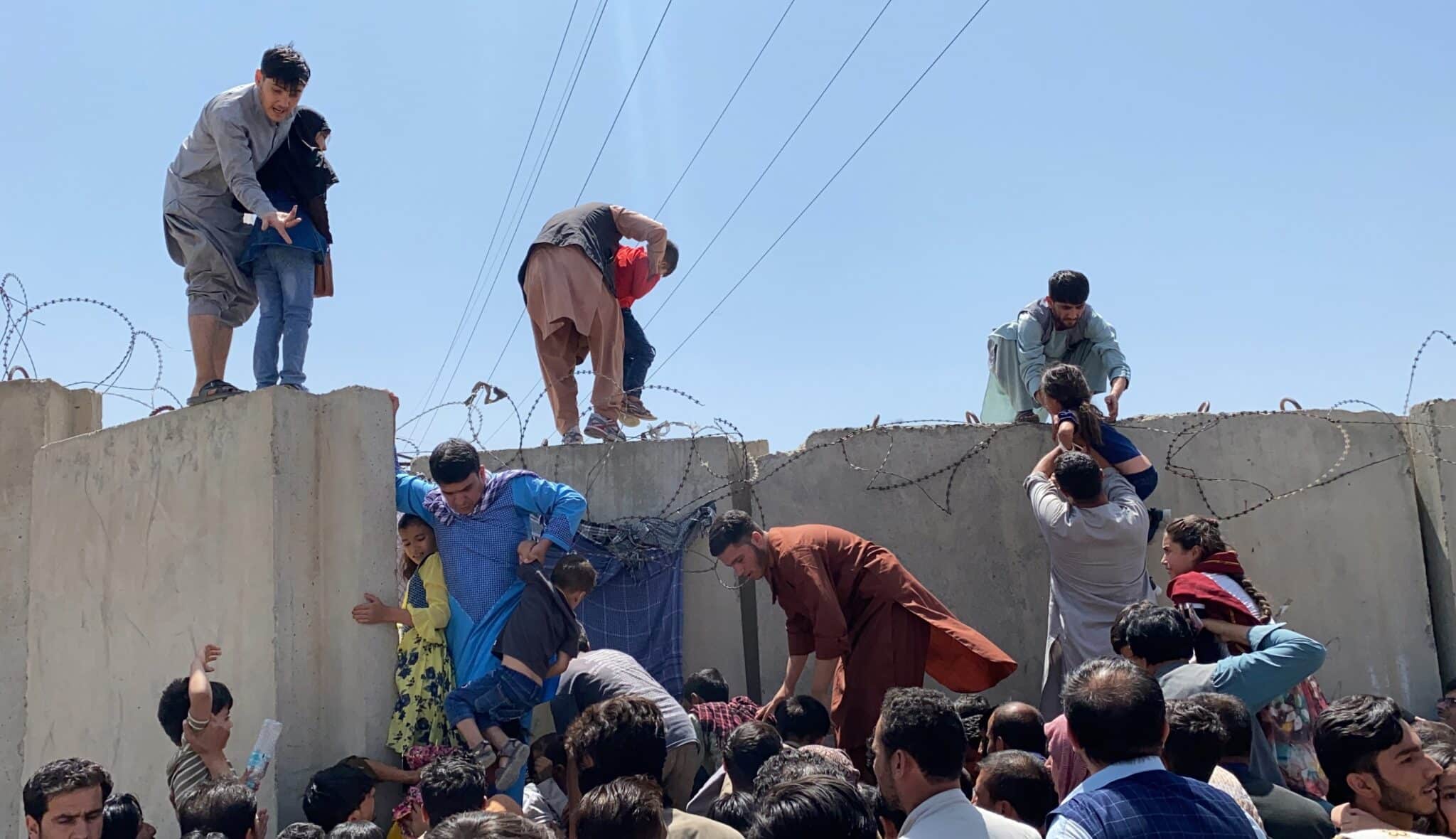 Cientos de personas tratan de acceder al aeropuerto de Kabul para huir de Afganistán tras la victoria de los talibán.