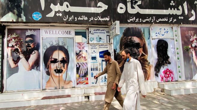Dos hombres caminan por las calles de Kabul