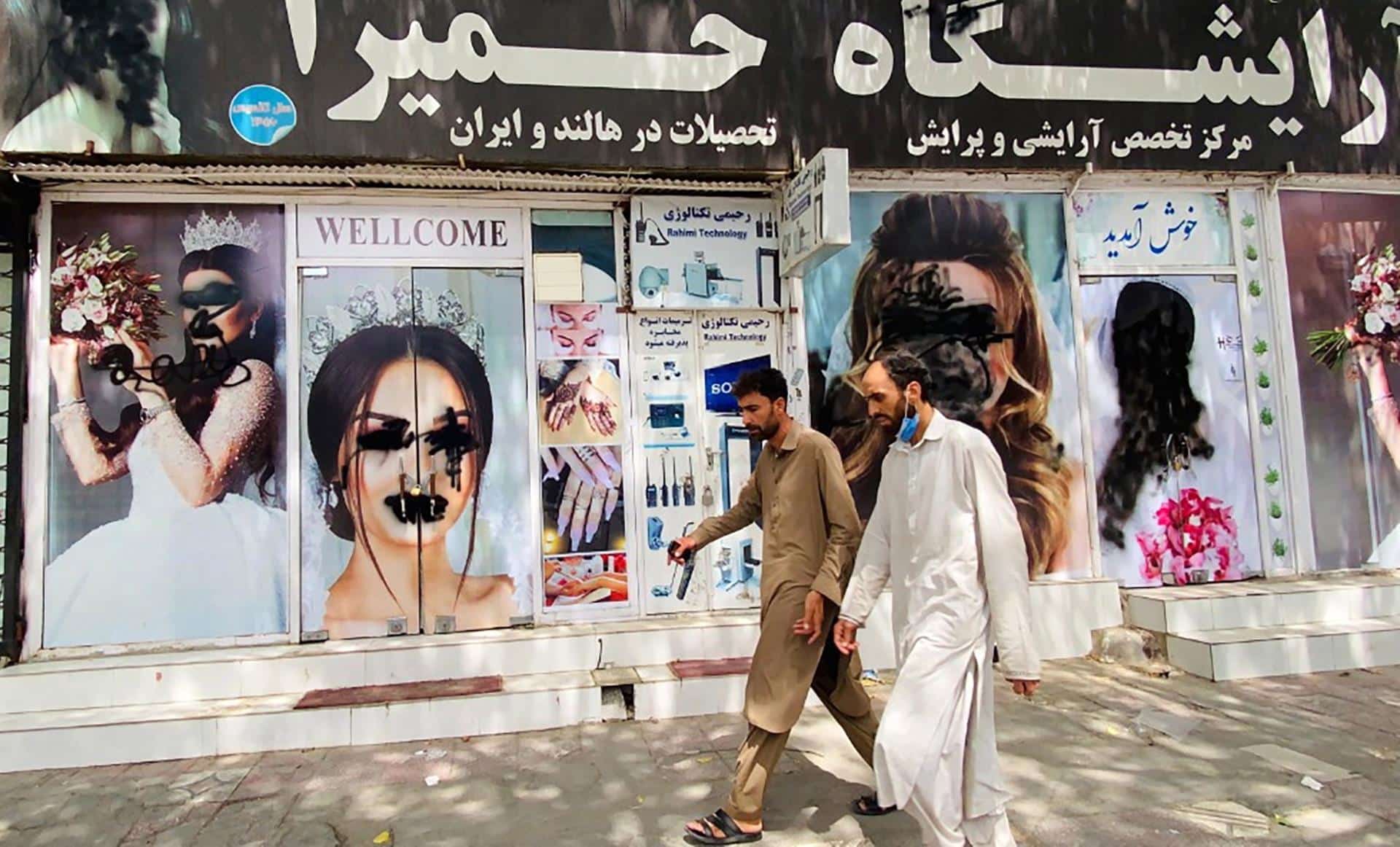 Dos hombres caminan por las calles de Kabul