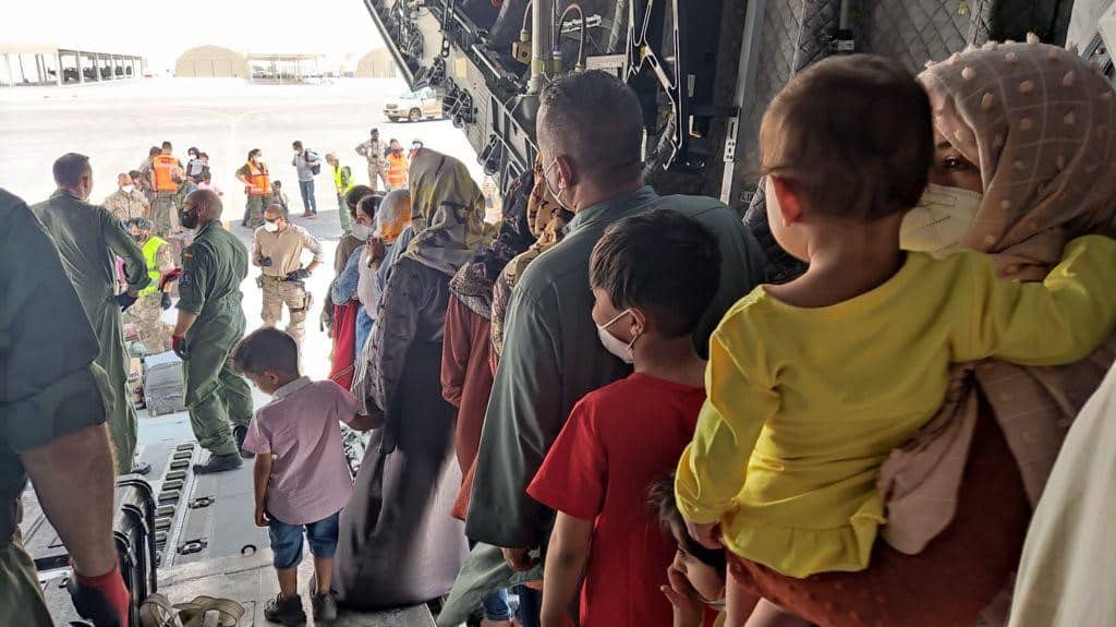 Niños procedentes de Afganistán junto a sus familias a su llegada a Dubai tras haber sido repatriados por el Gobierno españo