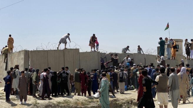 La ONU insta a las partes en conflicto en Afganistán a la "máxima moderación" y "proteger" a los civiles Afganos se agolpan a lo largo del muro del aeropuerto internacional Hamid Karzai antes de saltarlo en un intento de abandonar el país, este lunes en Kabul, después de darse a conocer de que el propio presidente afgano, Ashra Ghani, huyera ayer en secreto