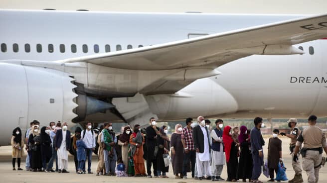 Varios refugiados afganos llegan a la base aérea de Torrejón de Ardoz