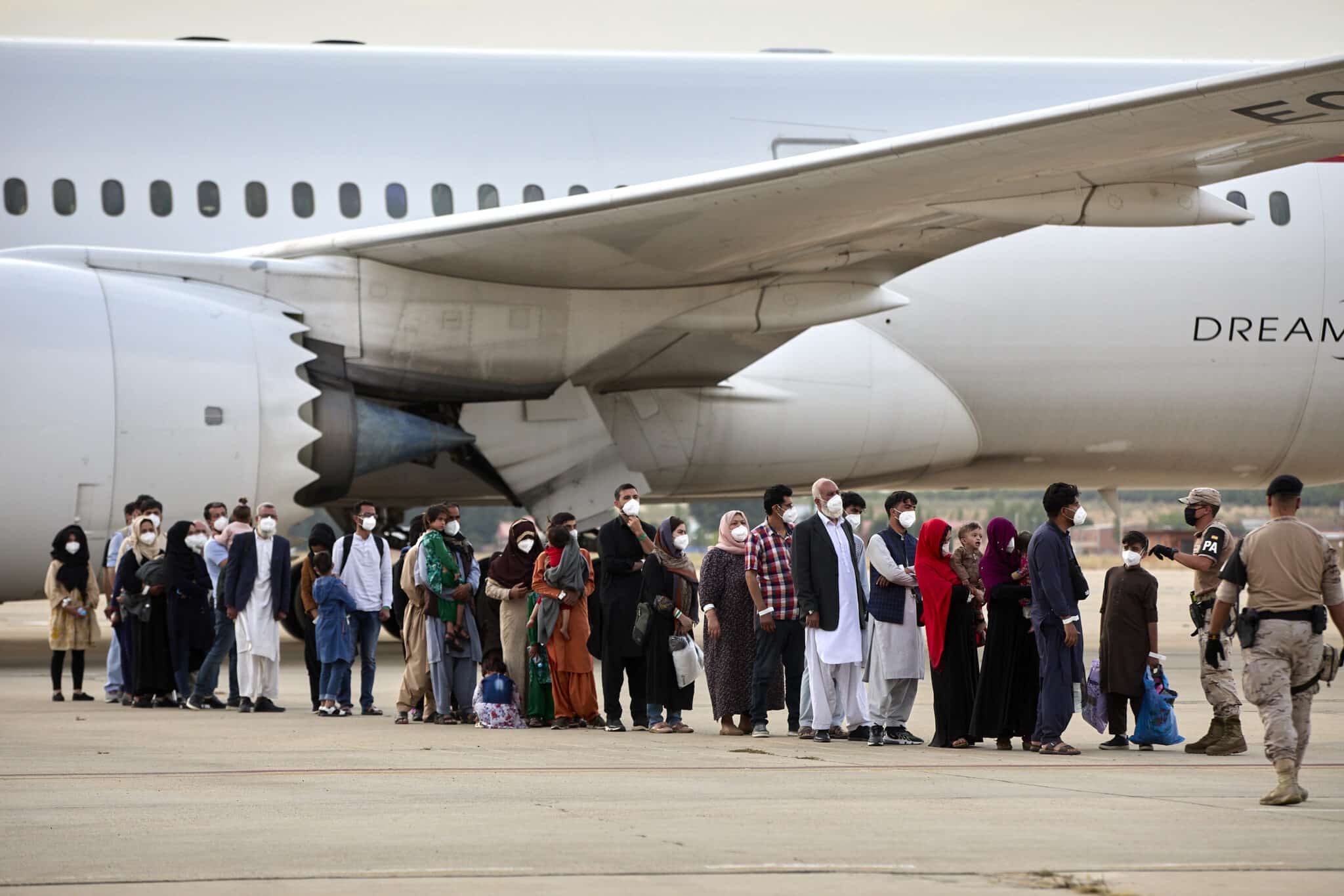 Varios refugiados afganos llegan a la base aérea de Torrejón de Ardoz