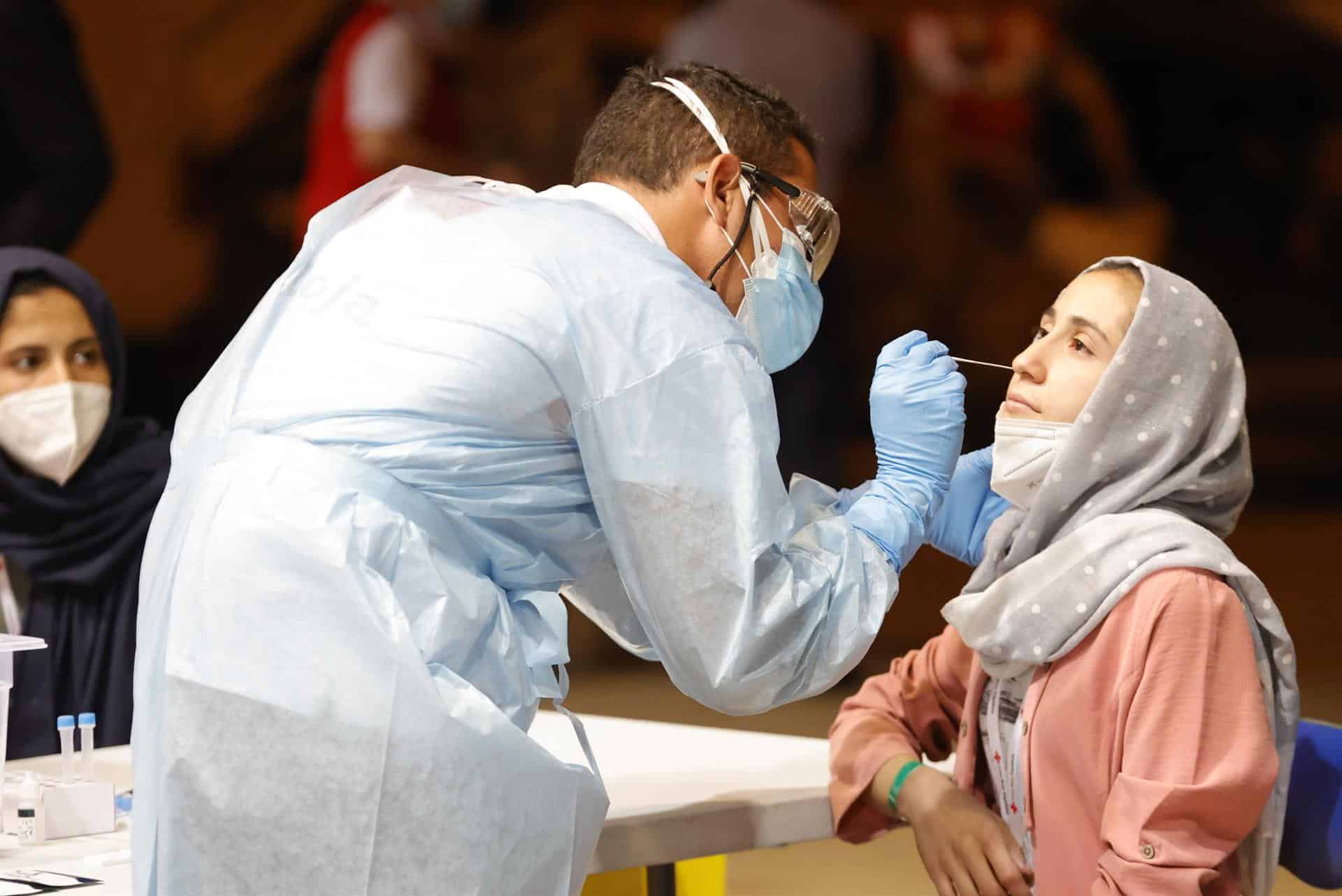 Una refugiada afgana se somete a un test de coronavirus al llegar a la base aérea de Torrejón.