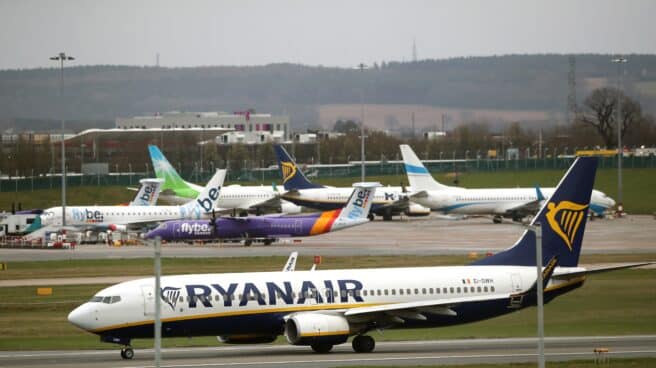 Imagen de un avión de Ryanair en las pistas de un aeropuerto.