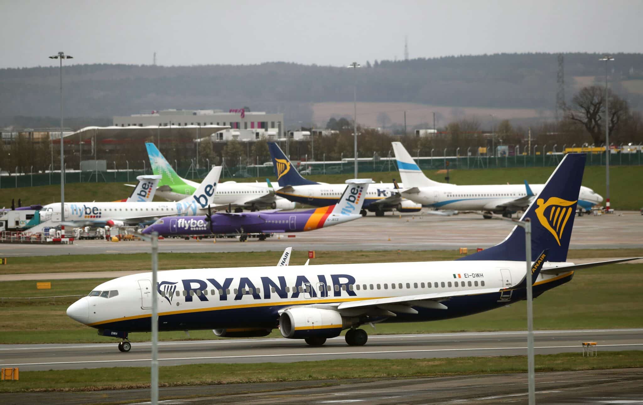 Imagen de un avión de Ryanair en las pistas de un aeropuerto.