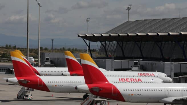 Varios aviones de Iberia aparcados en el Aeropuerto de Madrid-Barajas Adolfo Suárez.