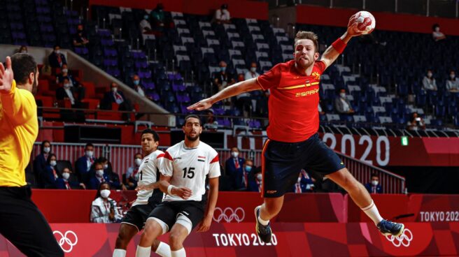 El español Aleix Gómez lanza a portería durante el encuentro masculino de balonmano por la medalla de bronce entre España y Egipto