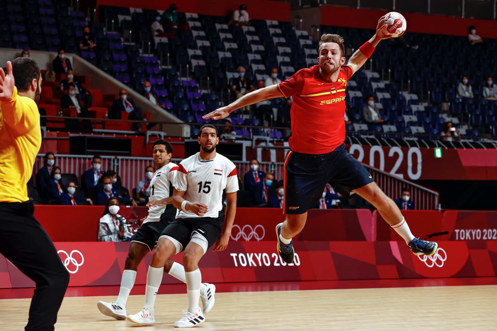 El español Aleix Gómez lanza a portería durante el encuentro masculino de balonmano por la medalla de bronce entre España y Egipto