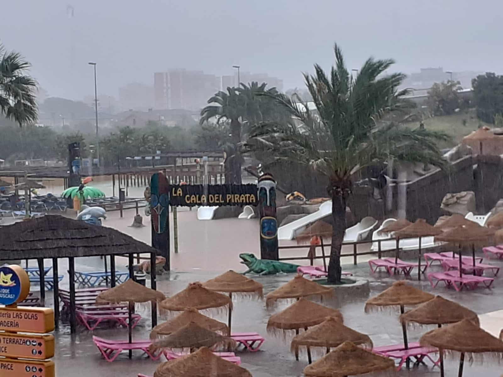 Inundado el parque Aquarama de Benicàssim.