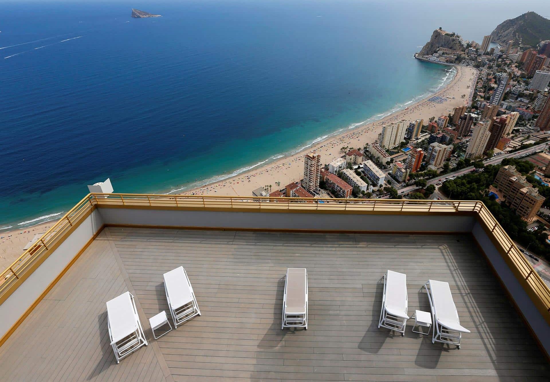 Una terraza con tumbonas vacías en el hotel InTempo en Benidorm.