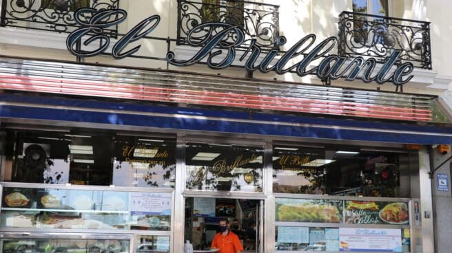 Entrada al bar 'El Brillante', en Atocha, Madrid, conocido por sus bocadillos de calamares