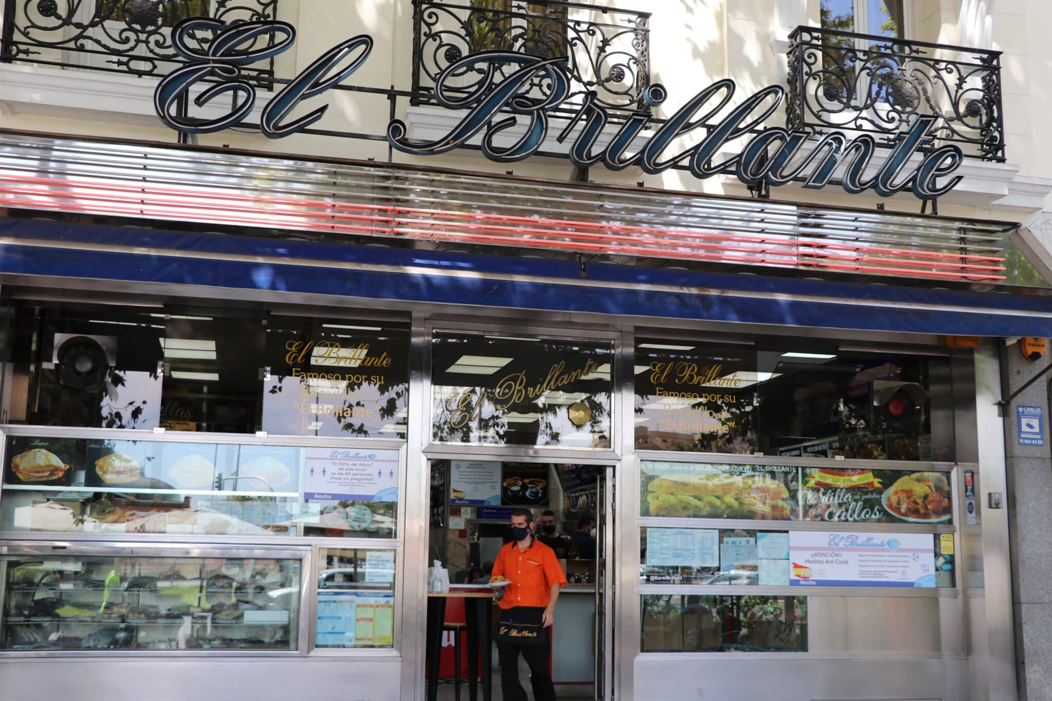 Entrada al bar 'El Brillante', en Atocha, Madrid, conocido por sus bocadillos de calamares