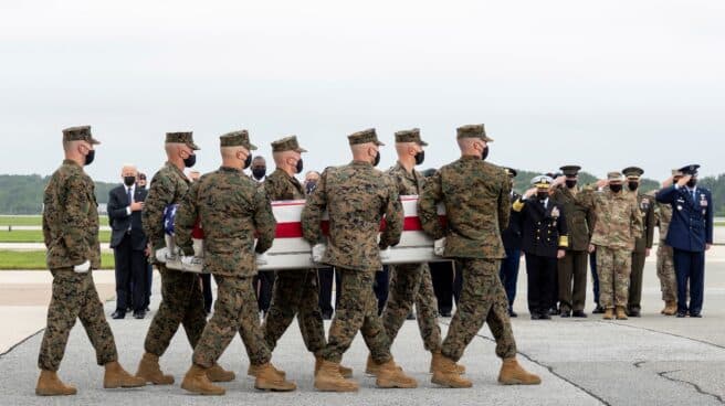 Joe Biden recibe en Dover los féretros de los militares caídos en Afganistán. Joe Biden recibe en Dover los féretros de los militares caídos en Afganistán.