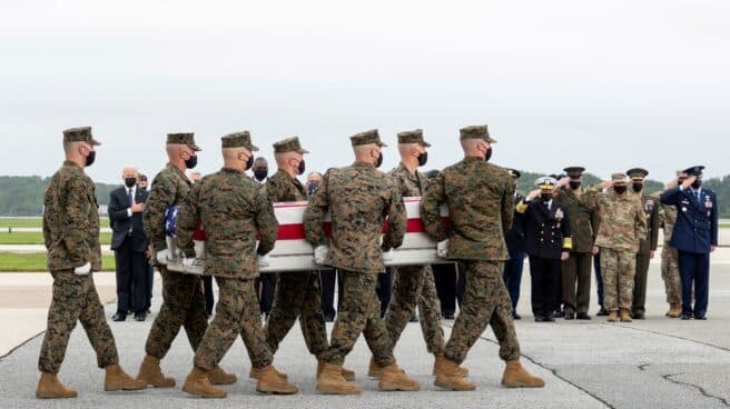 Joe Biden recibe en Dover los féretros de los militares caídos en Afganistán.